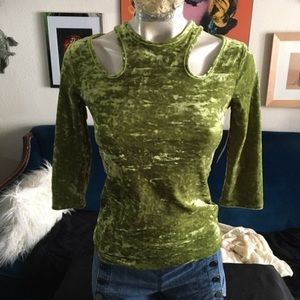 𝅺NWT Bisou Bisou Crushed Velvet Green Cold Shoulder Top